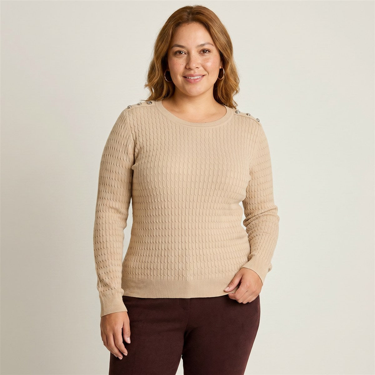 Sweater Beige con Trenzado en Relieve y Botones Plateados en Hombro en modelo plus size