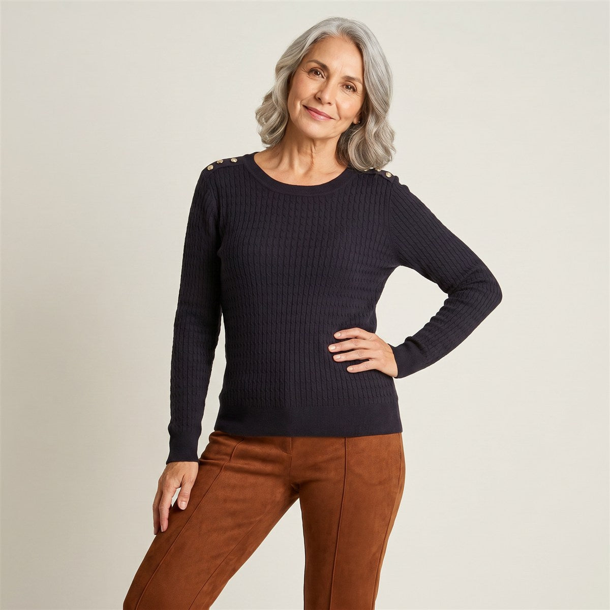 Sweater Azul Marino con Trenzado en Relieve y Botones Dorados en modelo adulta