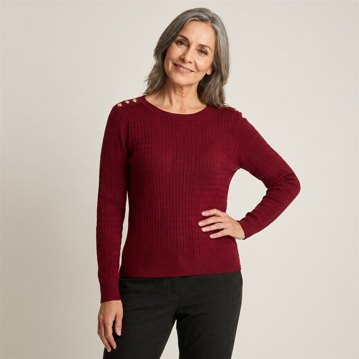 Sweater Rojo con Trenzado en Relieve y Botones Dorados en modelo adulta