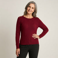Sweater Rojo con Trenzado en Relieve y Botones Dorados en modelo adulta