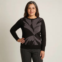 Sweater Negro con Estampado Floral Abstracto en modelo adulta