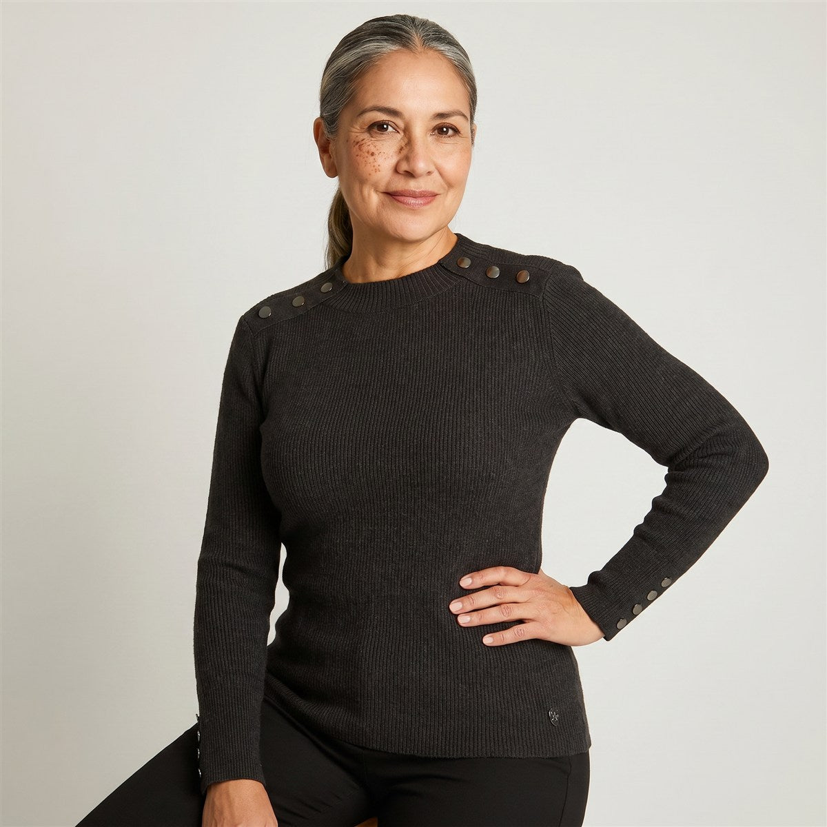 Sweater Marengo Con Cuello Mock Y Botones En Hombro Y PuÃ±o en modelo adulta