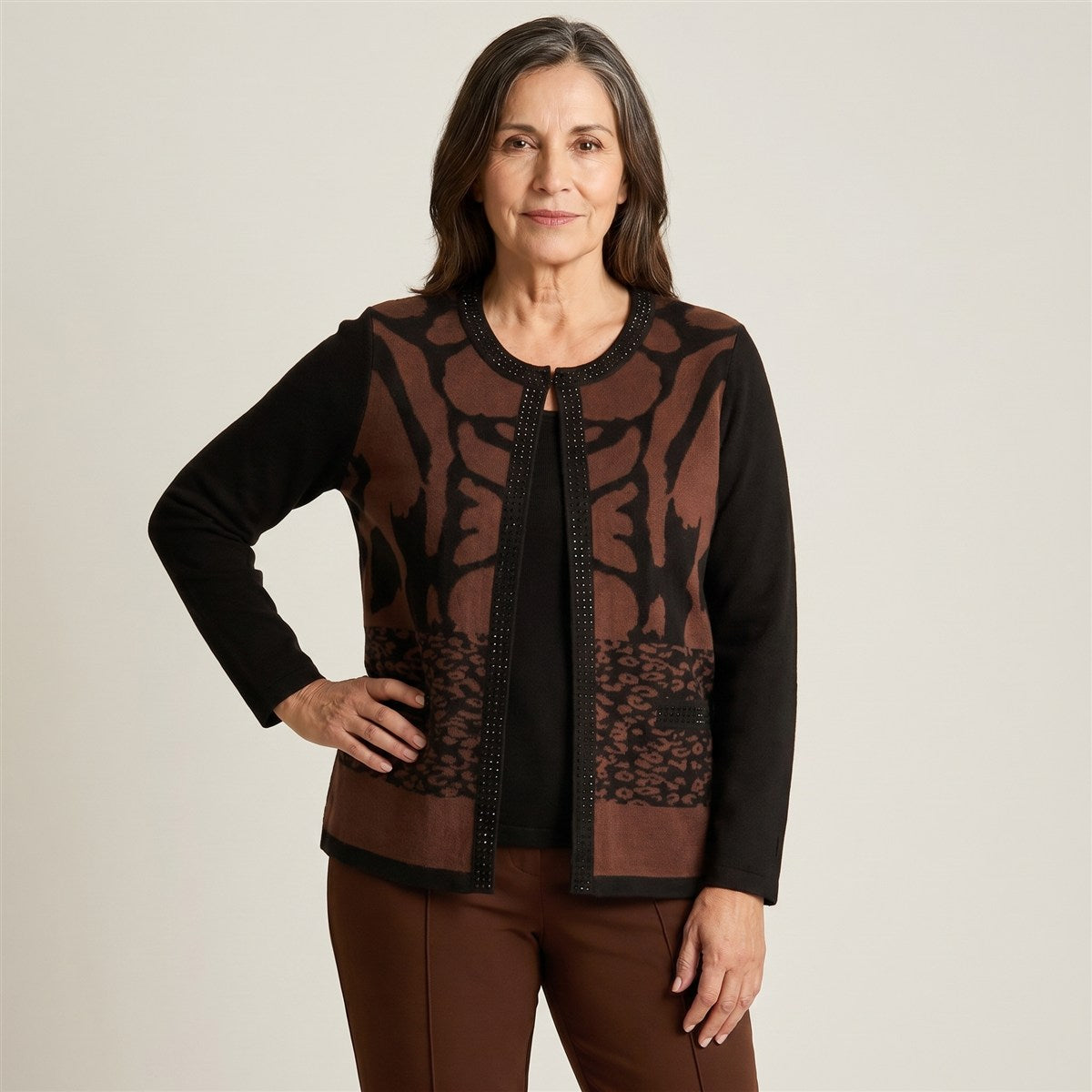 Sweater Café Twin Set con Estampado Animal Print y Aplicación de Strass en modelo adulta