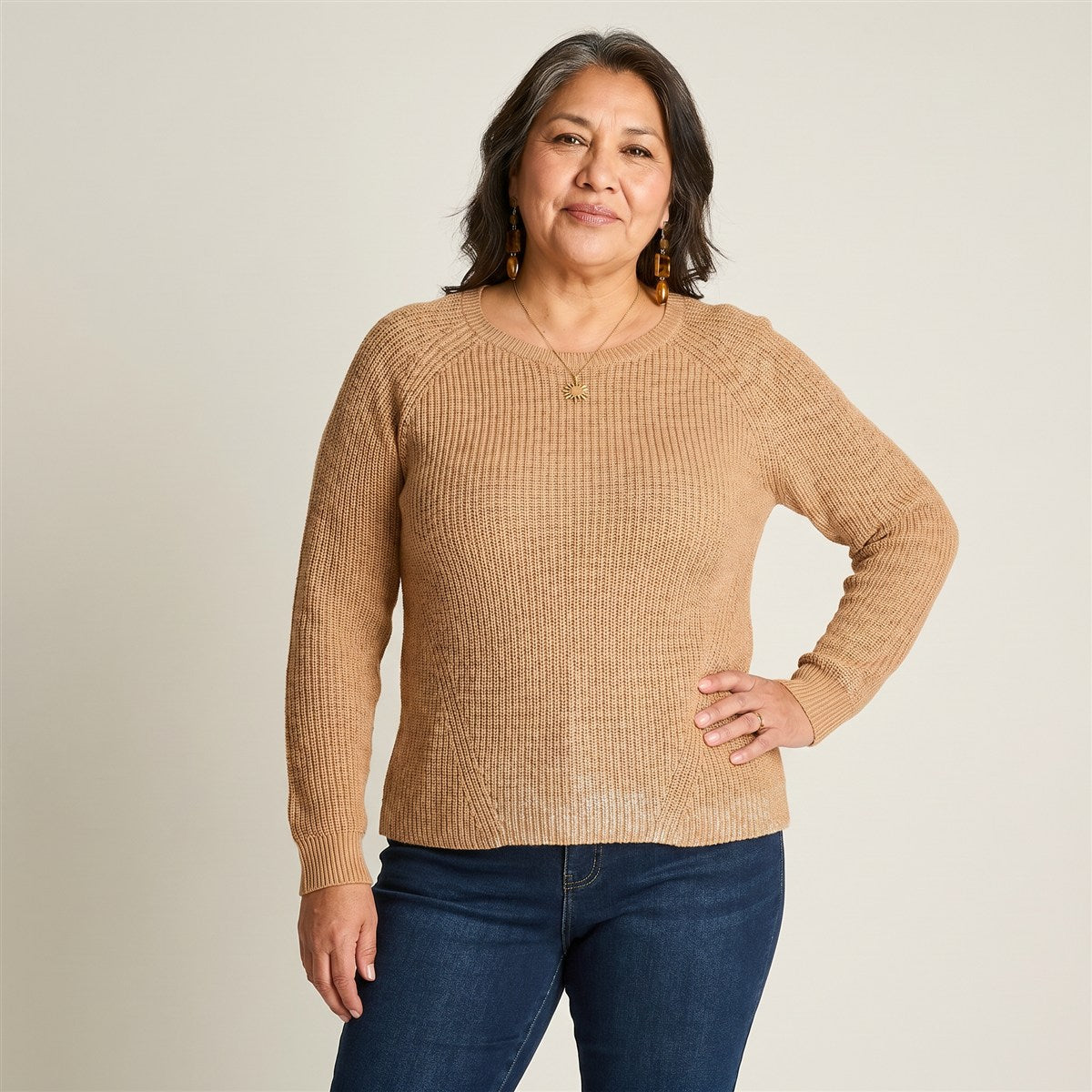 Sweater Camel Escote V con Cortes Delanteros en modelo adulta