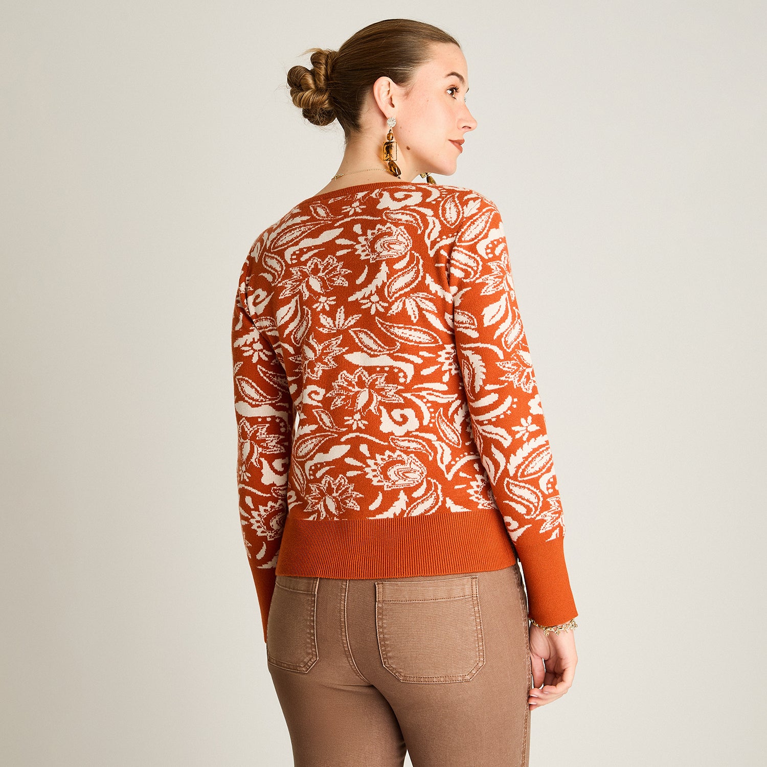 Sweater Terracota Manga Larga Elasticidad Baja Sin Forro Calce Holgado Tela Tejido