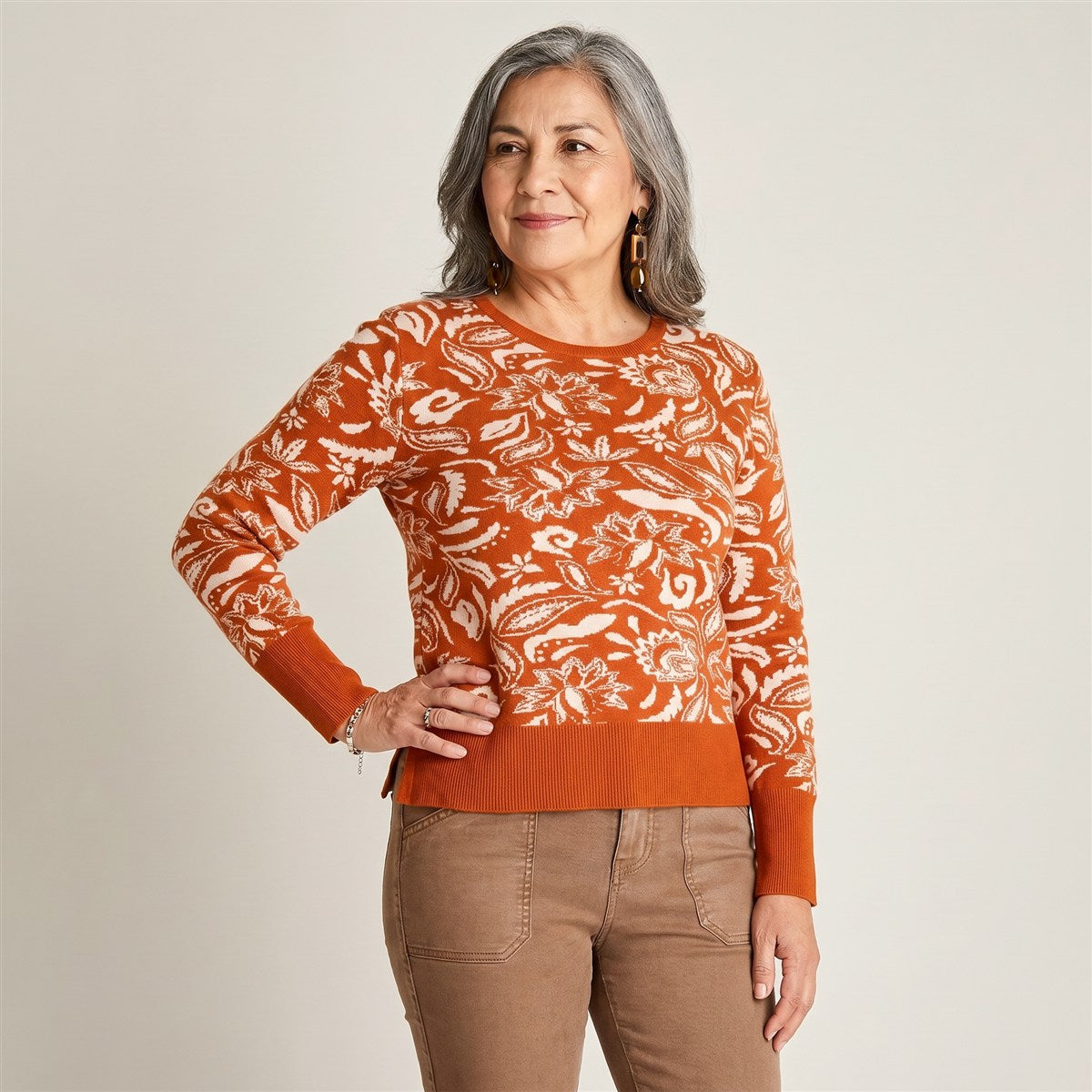 Sweater Terracota Estampado Escote Redondo en modelo adulta