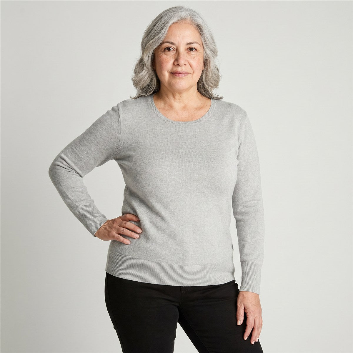 Sweater Gris Escote Redondo en modelo adulta