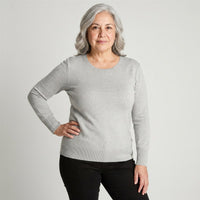 Sweater Gris Escote Redondo en modelo adulta