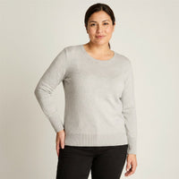 Sweater Gris Escote Redondo en modelo plus size
