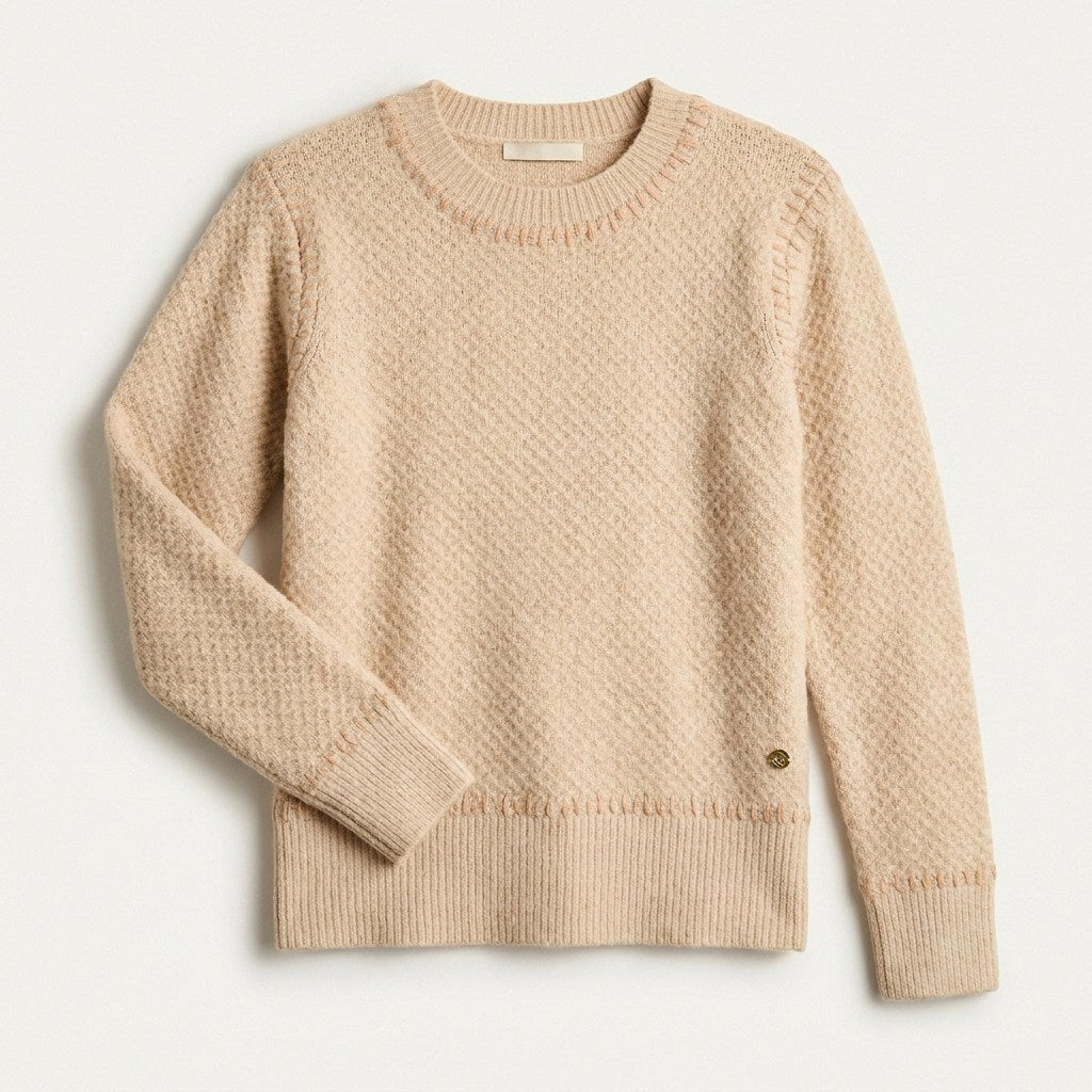 Sweater Beige con Textura y Detalle de Pespunte en Tejido en plano