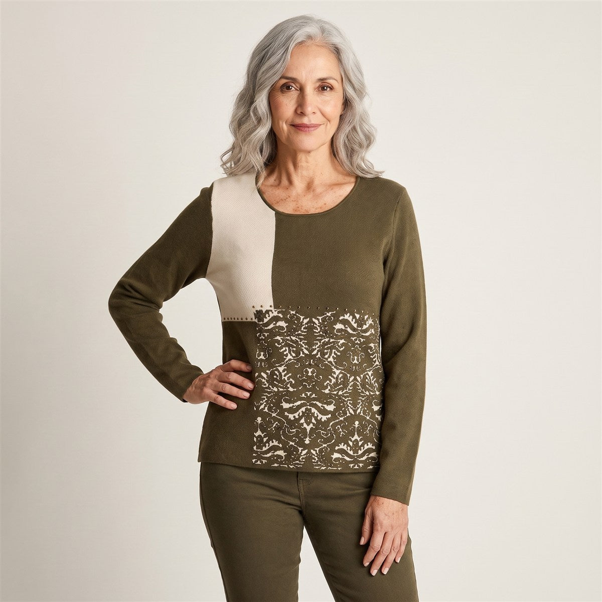 Sweater Verde con Bloques de Color y Estampado Barroco en Tejido en modelo adulta