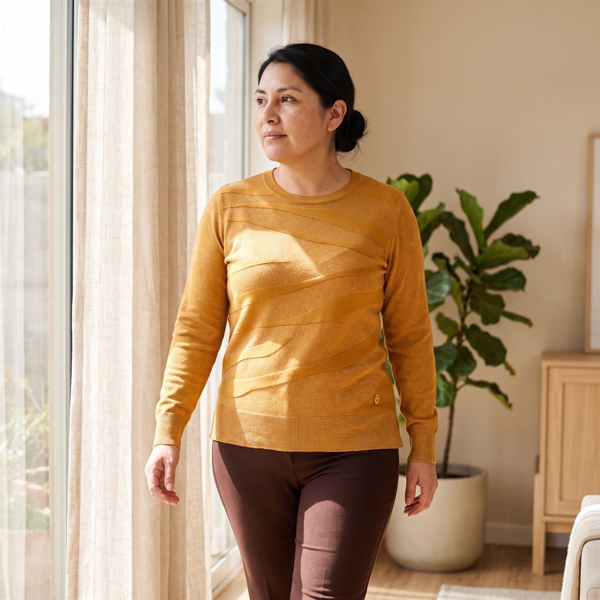 Sweater Escote Redondo con Lurex Mostaza lifestyle