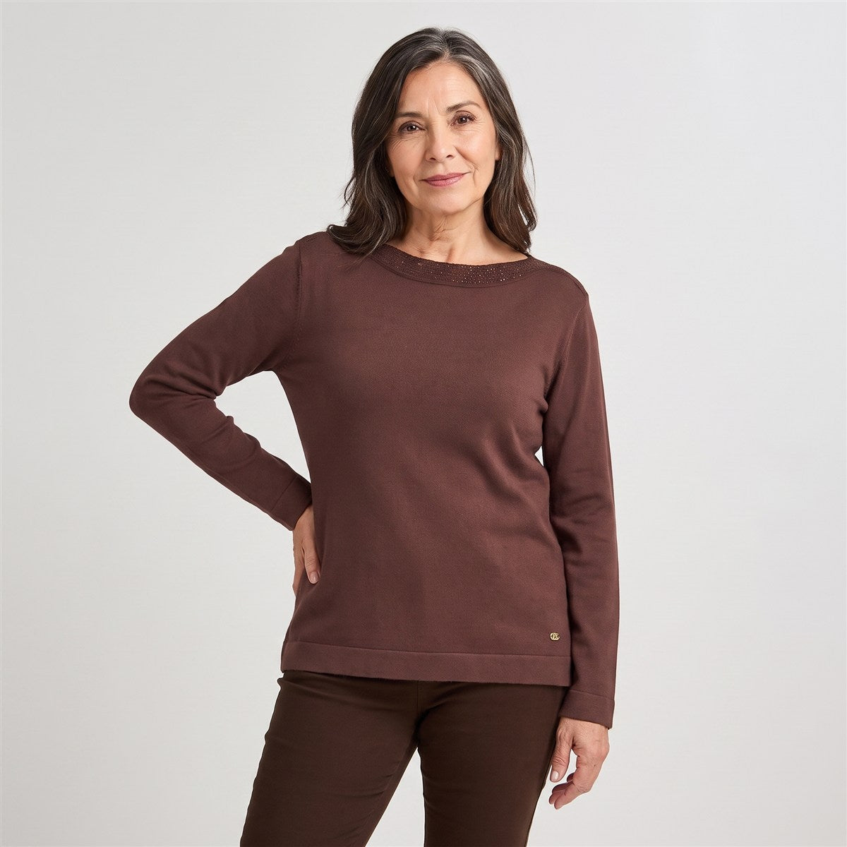 Sweater con Aplicación de Strass Café en modelo adulta