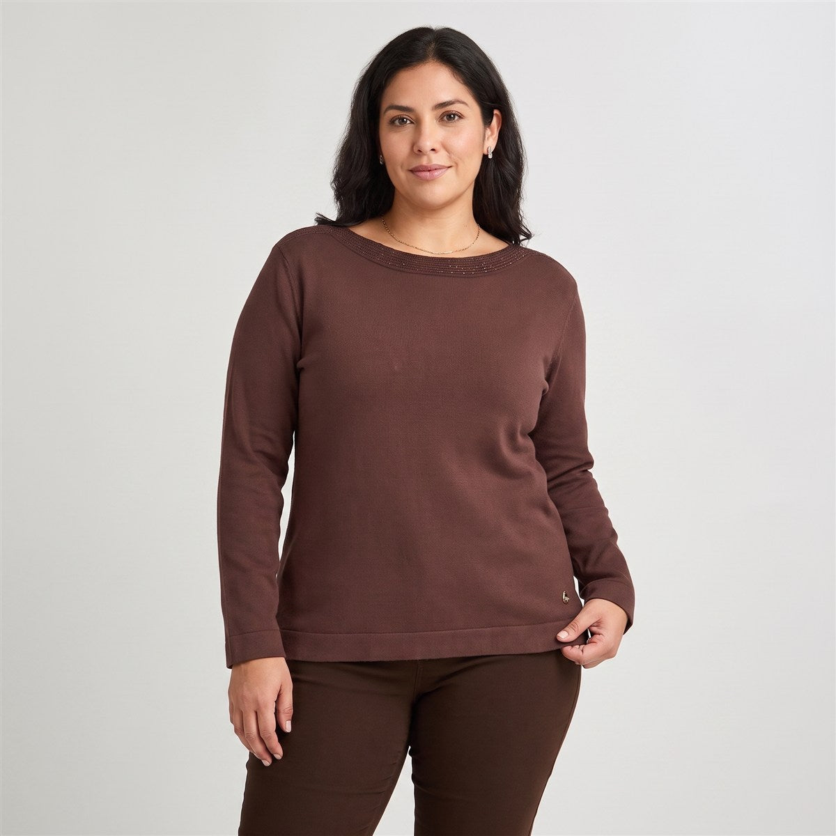 Sweater con Aplicación de Strass Café en modelo plus size
