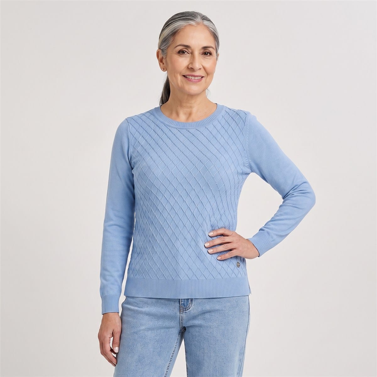 Sweater Escote Redondo con Diseño en Delantero Celeste en modelo adulta