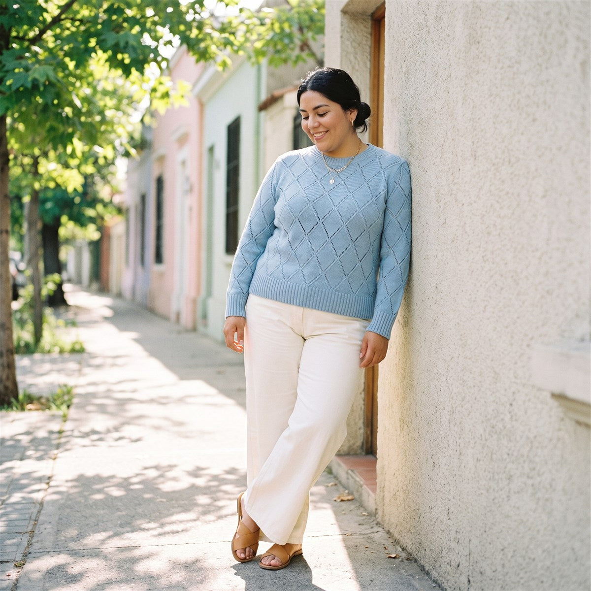 Sweater Escote Redondo con Diseño en Delantero Celeste lifestyle