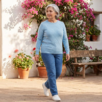 Sweater Escote Redondo con Diseño en Delantero Celeste lifestyle