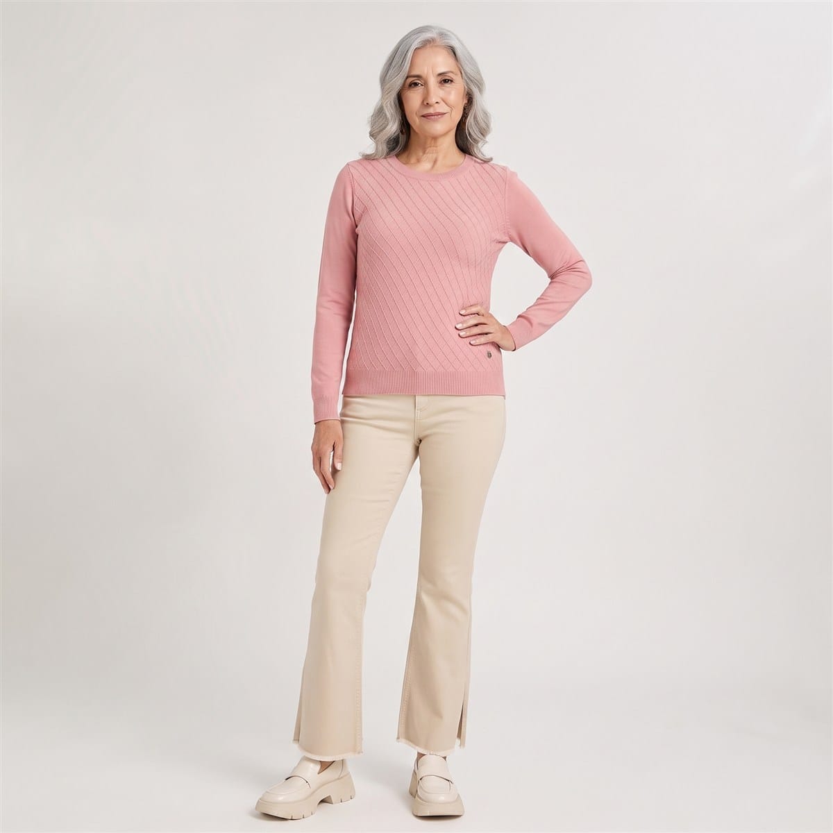 Sweater Escote Redondo con Diseño en Delantero Rosado en modelo adulta