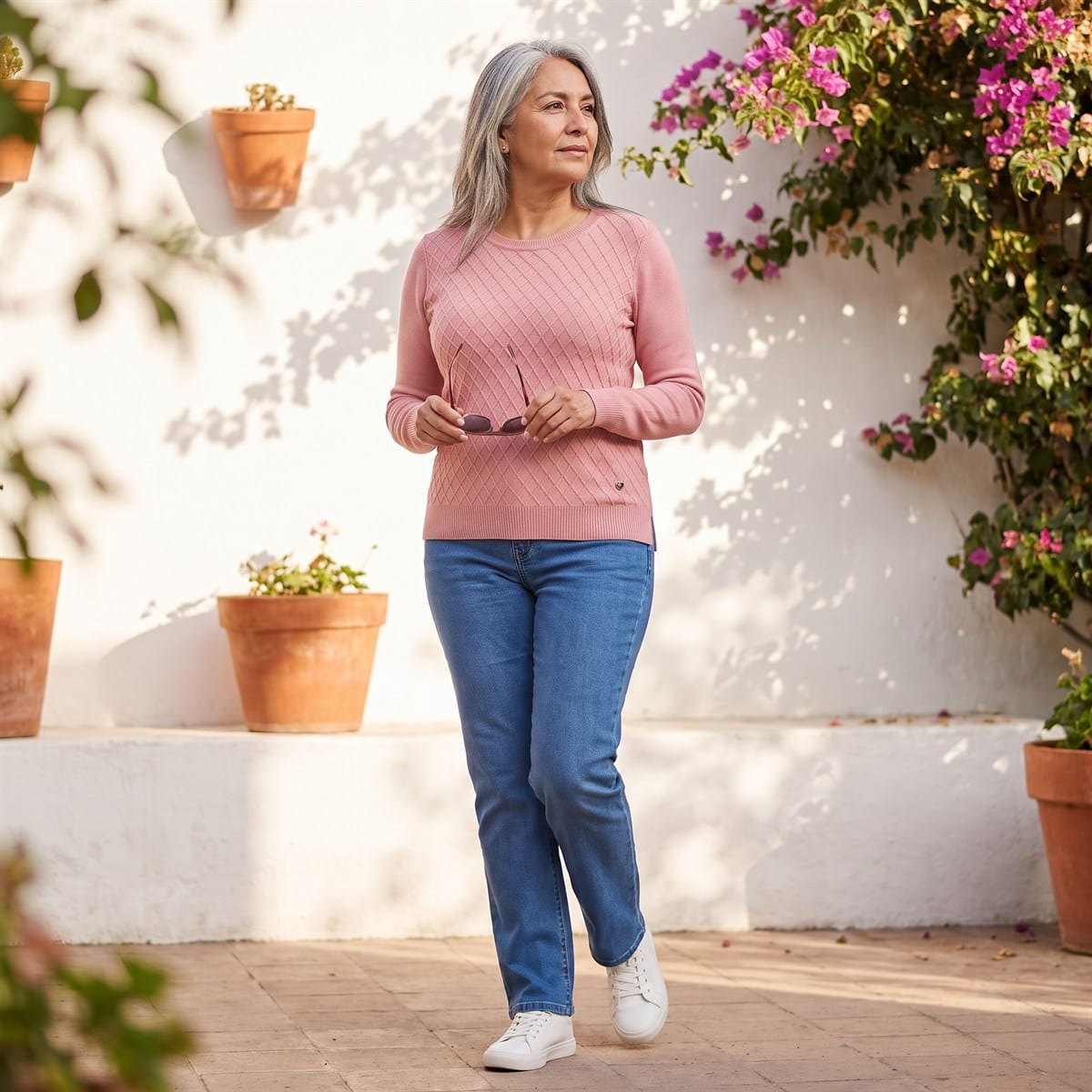 Sweater Escote Redondo con Diseño en Delantero Rosado lifestyle