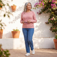 Sweater Escote Redondo con Diseño en Delantero Rosado lifestyle