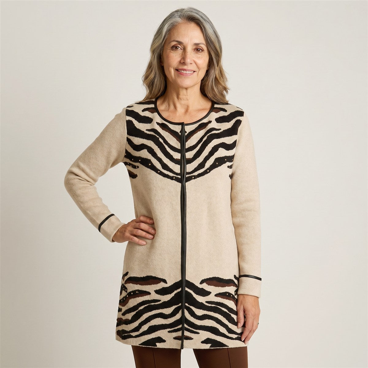 Tapado Beige con Estampado Animal Print en Tejido en modelo adulta