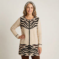 Tapado Beige con Estampado Animal Print en Tejido en modelo adulta