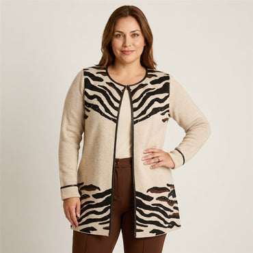Tapado Beige con Estampado Animal Print en Tejido en modelo plus size