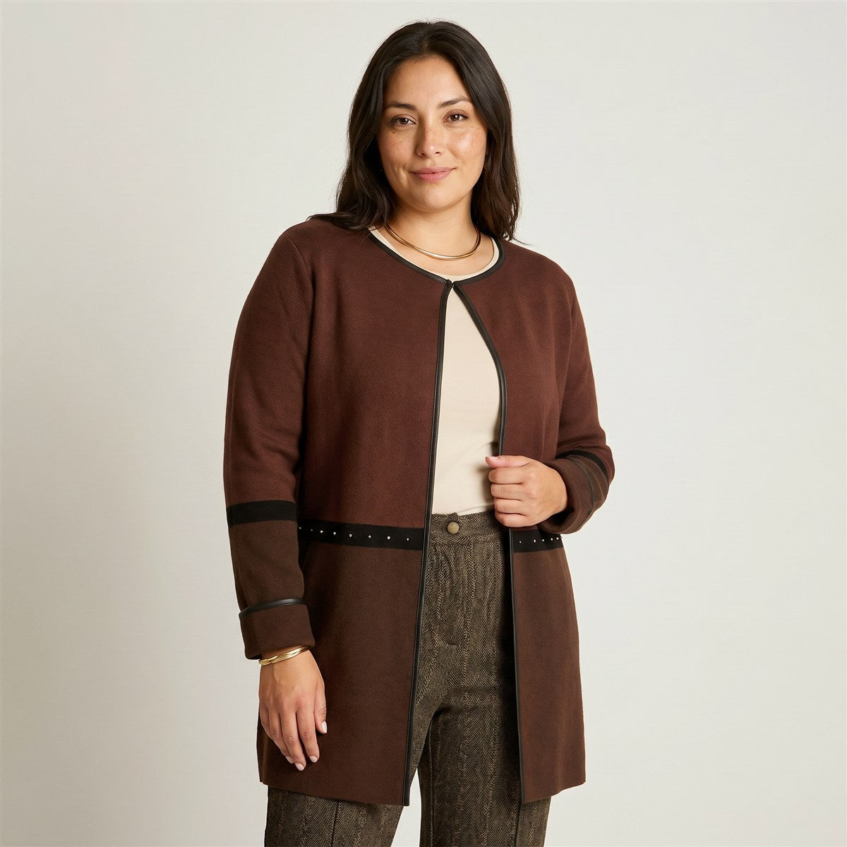 Tapado CafÃ© con Detalles en Cuero SintÃ©tico en modelo plus size