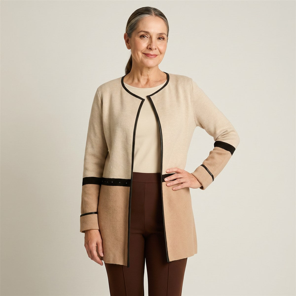 Tapado Beige con Detalles en Cuero SintÃ©tico en modelo adulta