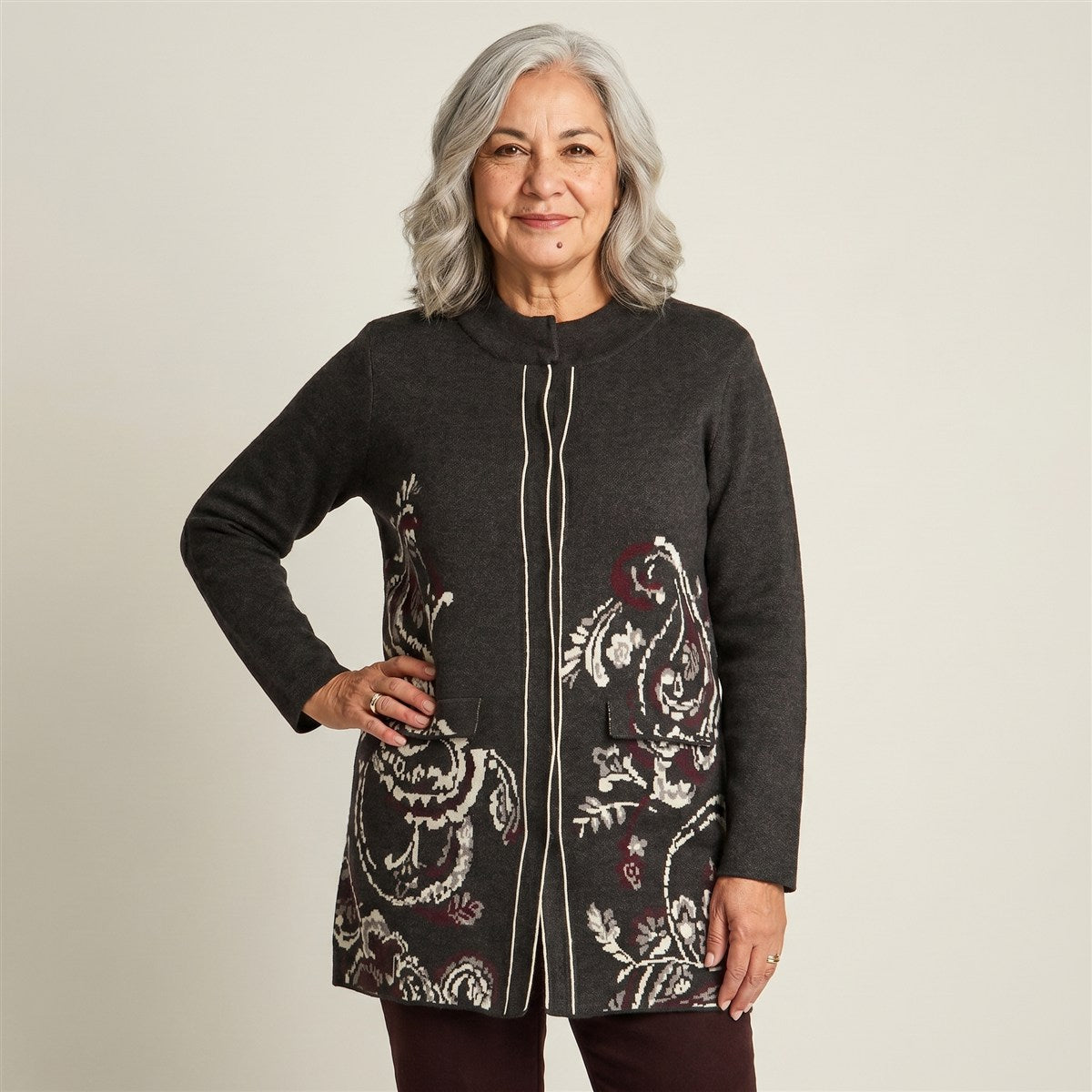 Cardigan Tejido Marengo Con Estampado Floral en modelo adulta