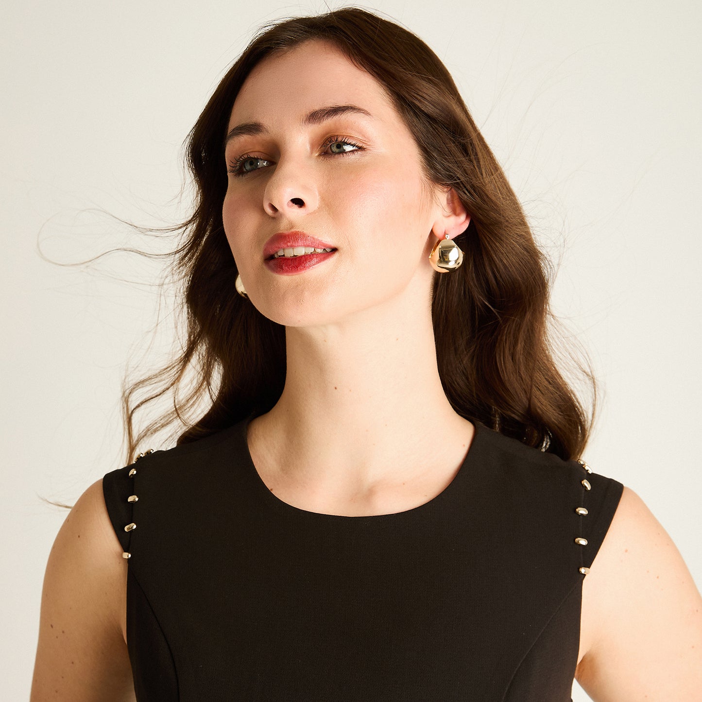 Vestido Negro con Detalles Metálicos