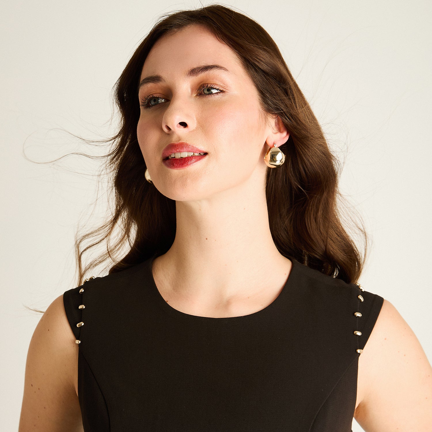 Vestido Negro con Detalles Metálicos