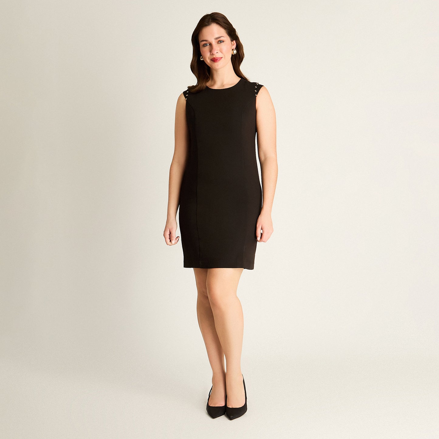 Vestido Negro con Detalles Metálicos