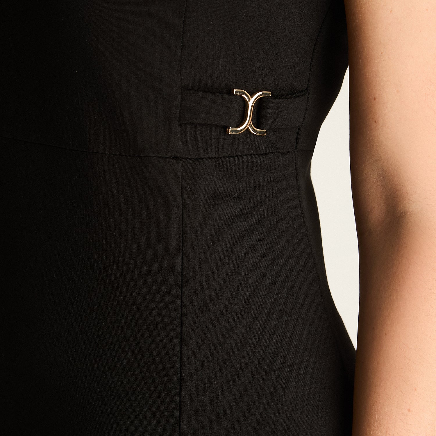 Vestido Negro Entallado