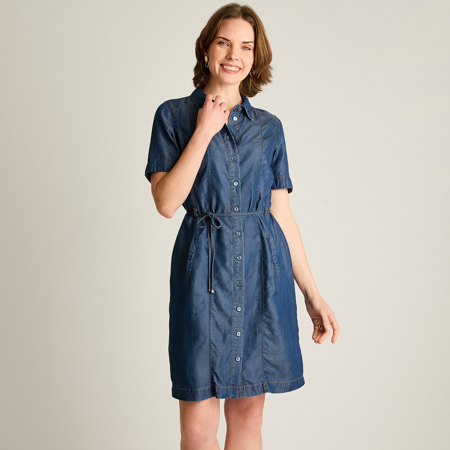 Vestido Corto Azul Camisero con Cintura Ajustable