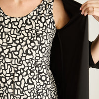 Vestido Negro Corto Capa Estampada - Lorenzo di Pontti