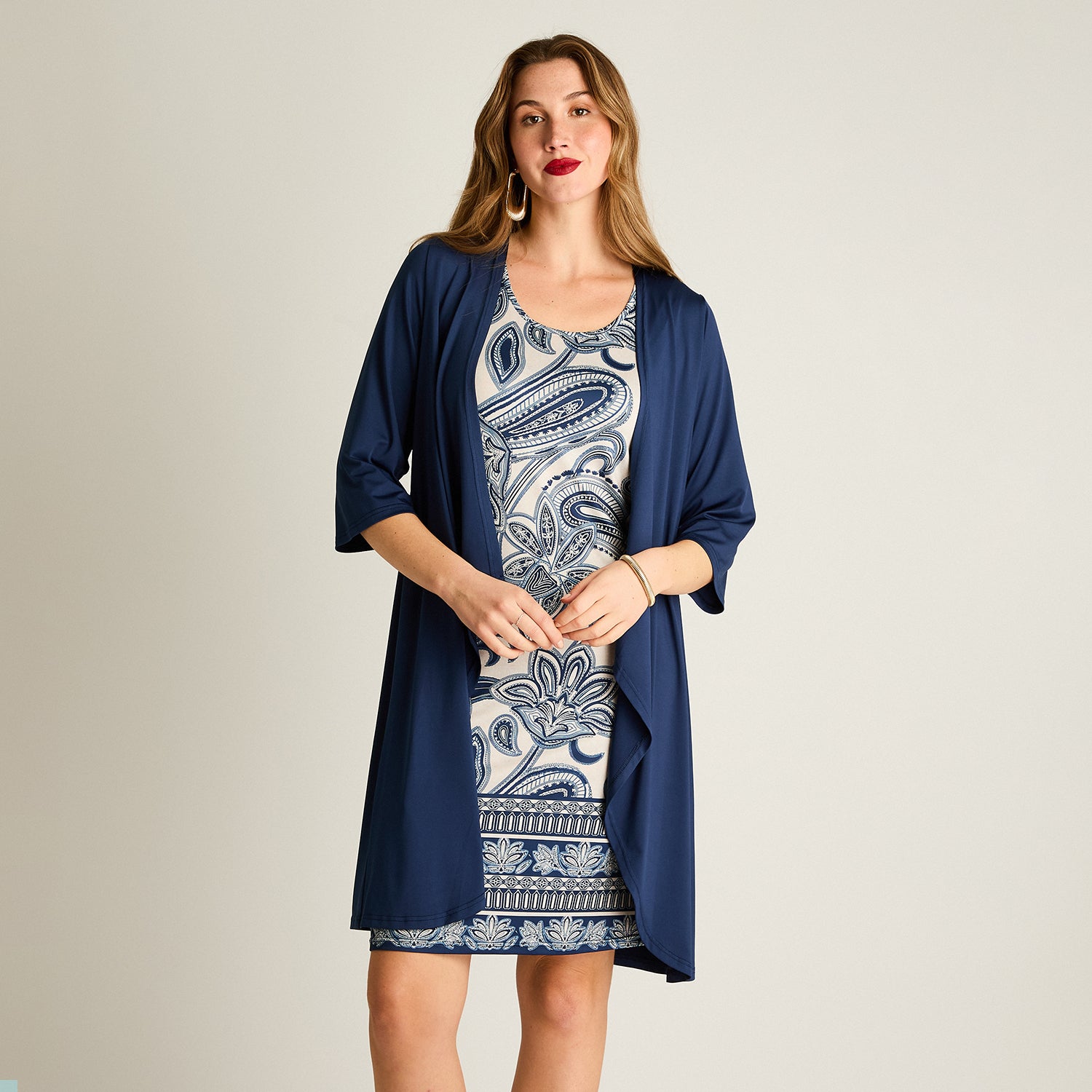 Vestido Corto Azul con Capa Estampada