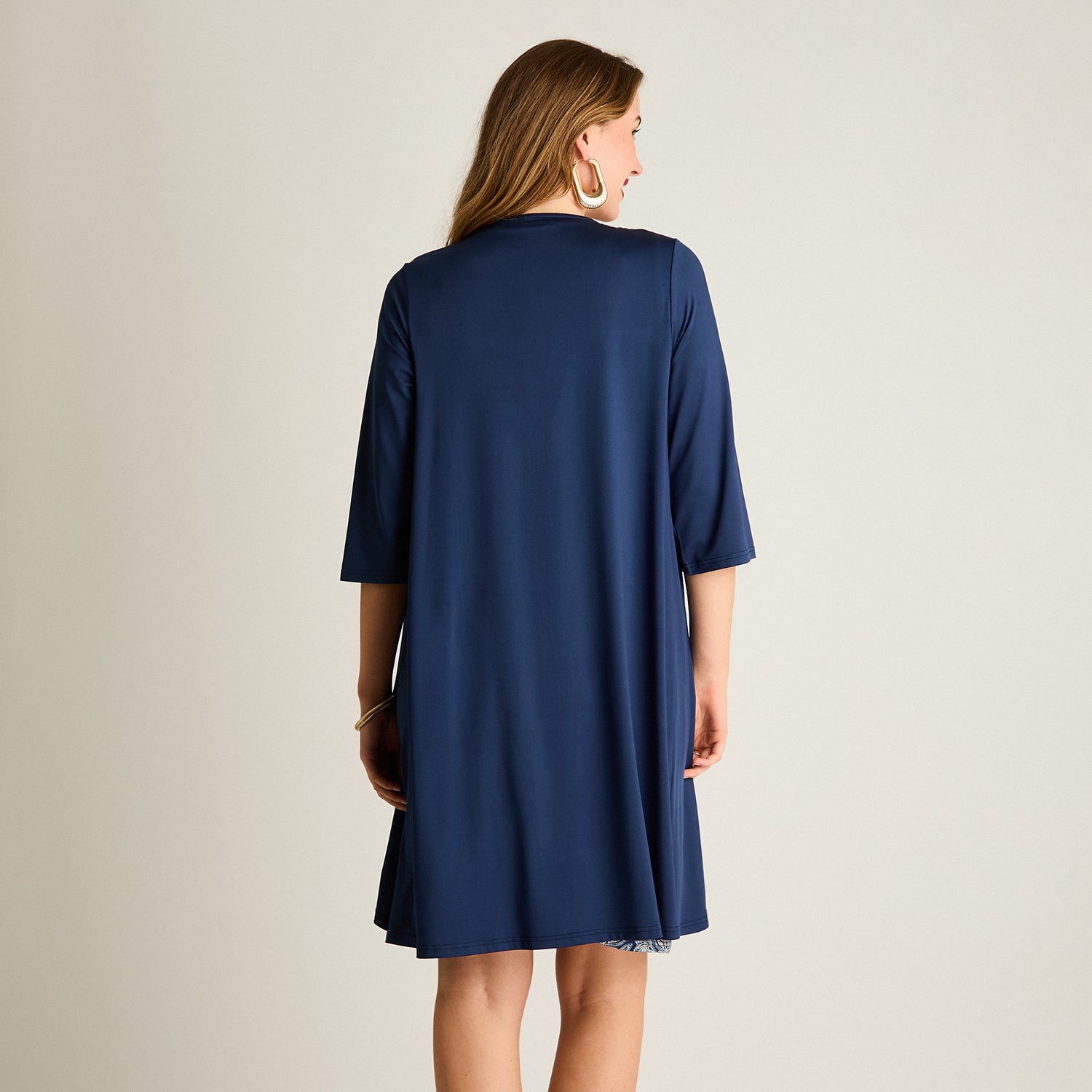Vestido Corto Azul con Capa Estampada