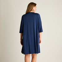 Vestido Corto Azul con Capa Estampada