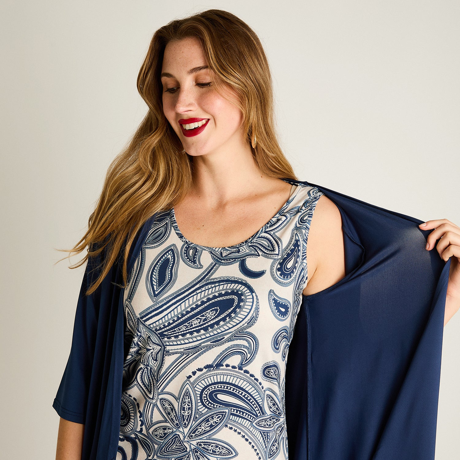 Vestido Corto Azul con Capa Estampada