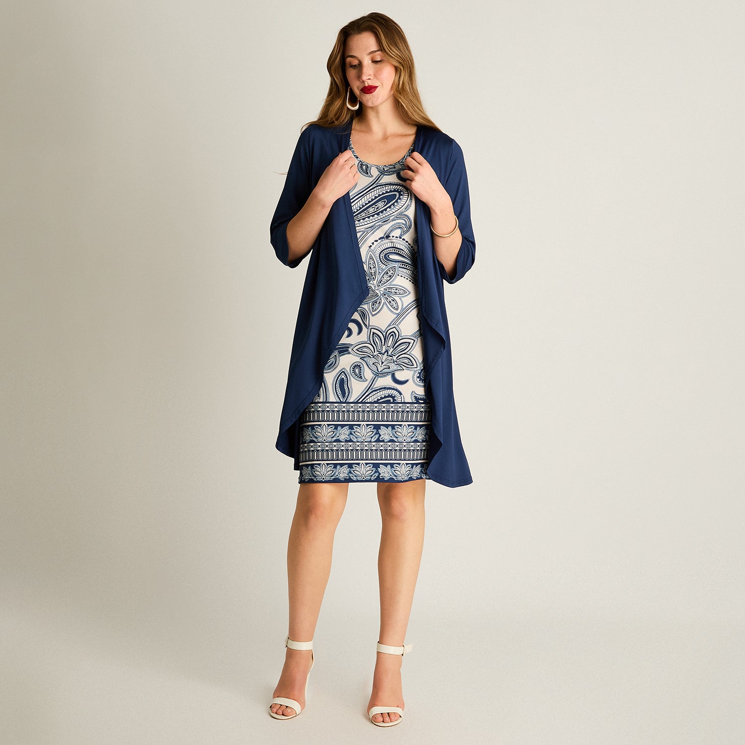 Vestido Corto Azul con Capa Estampada