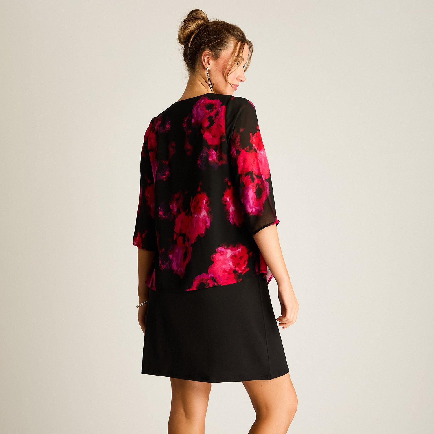 Vestido Corto Negro con Capa Estampada