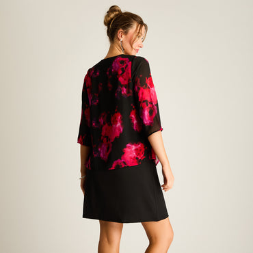 Vestido Corto Negro con Capa Estampada
