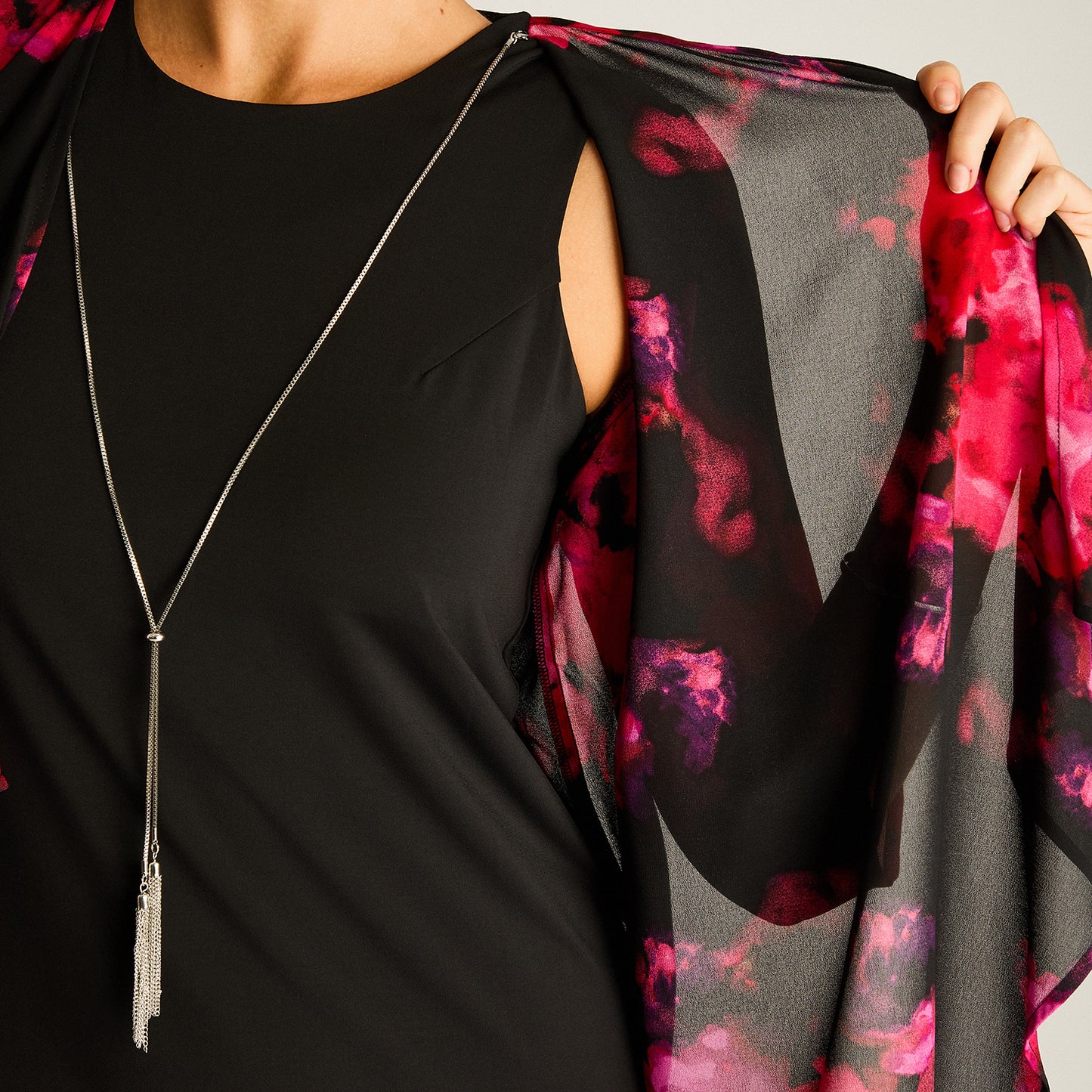 Vestido Corto Negro con Capa Estampada
