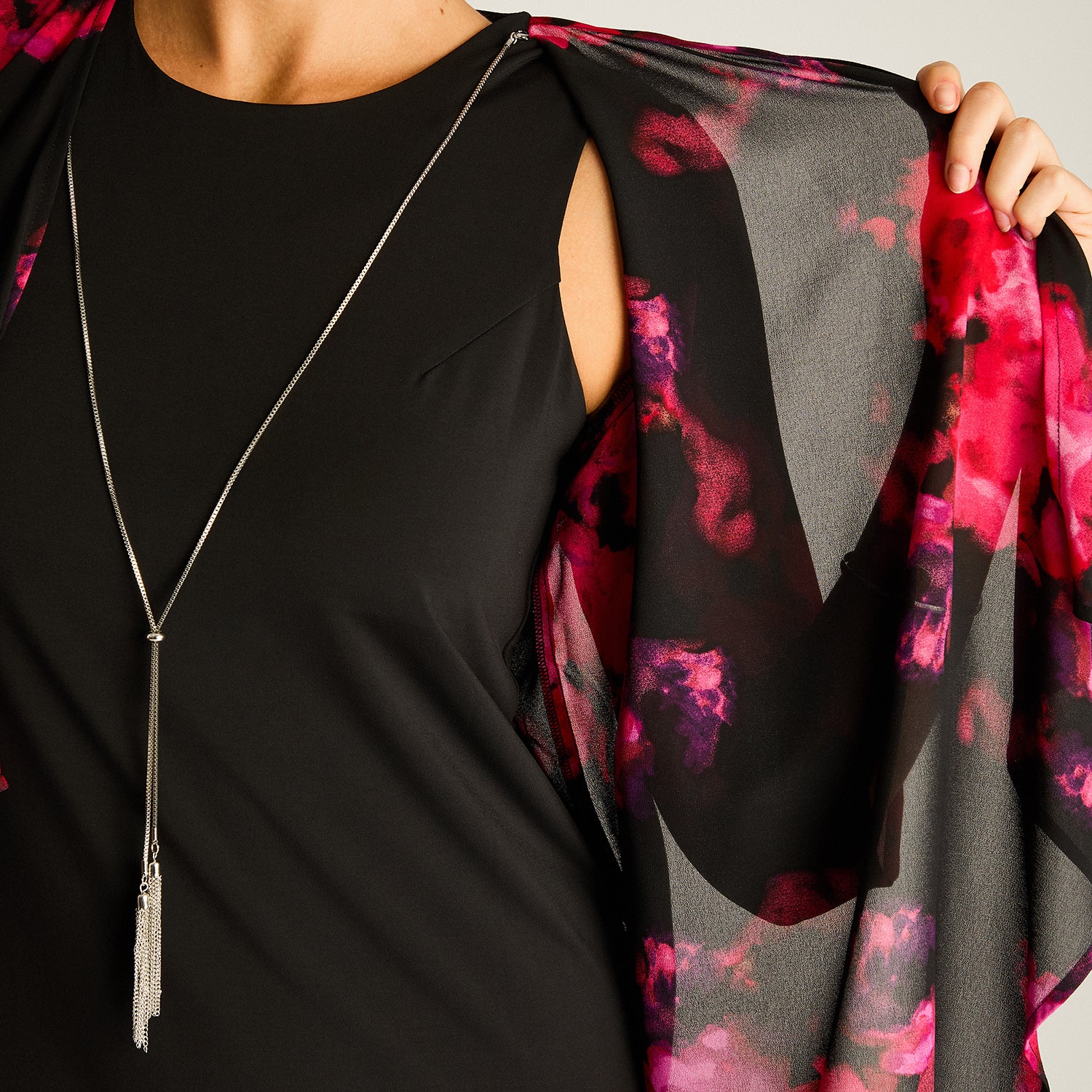 Vestido Corto Negro con Capa Estampada