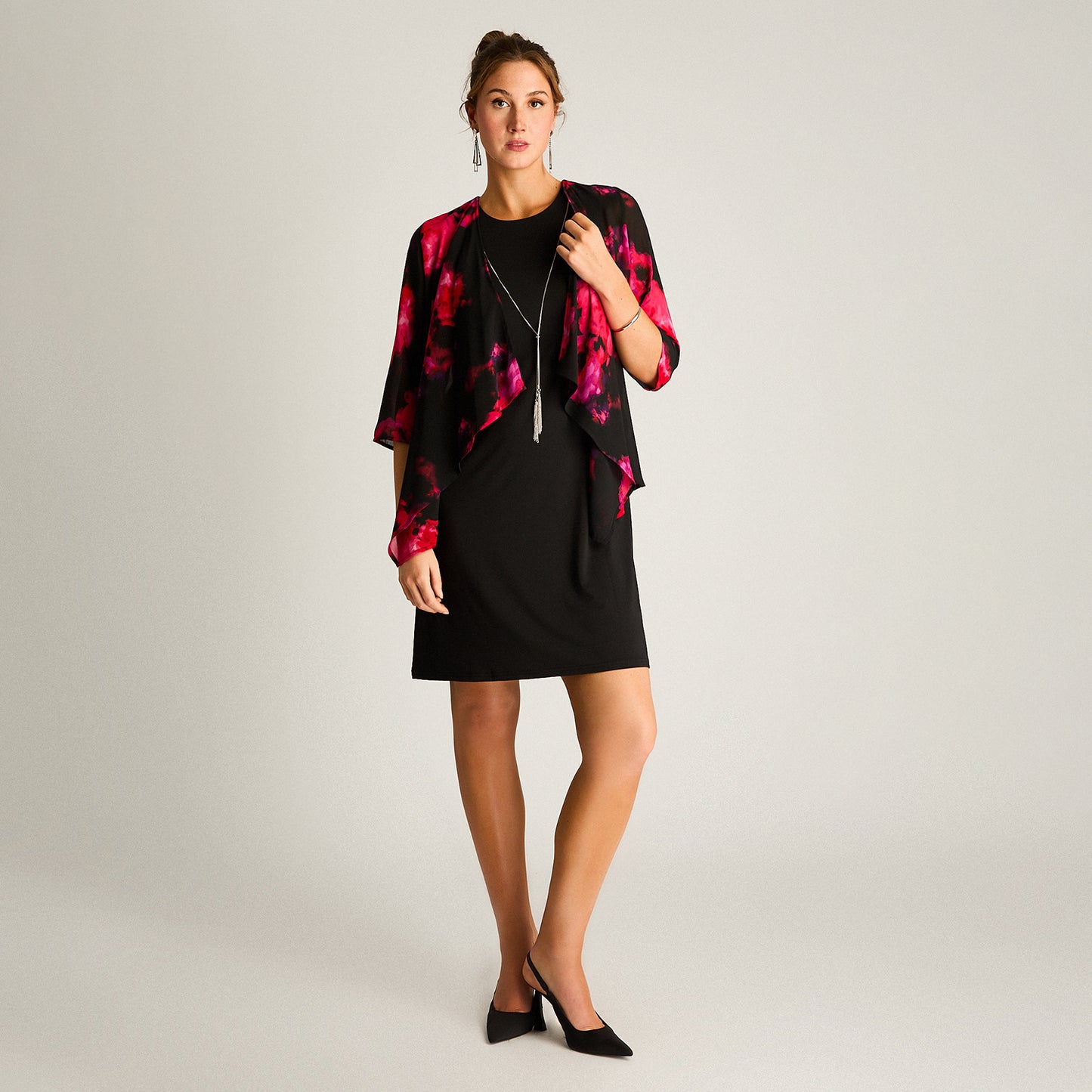 Vestido Corto Negro con Capa Estampada