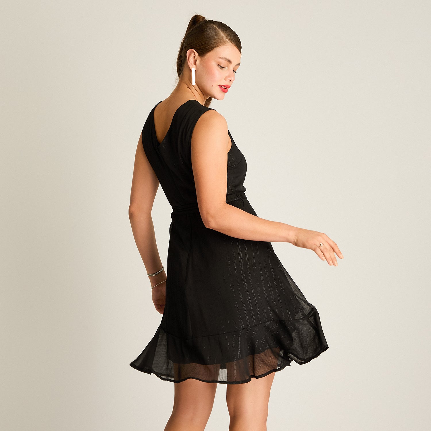 Vestido Negro Asimétrico con Lazo