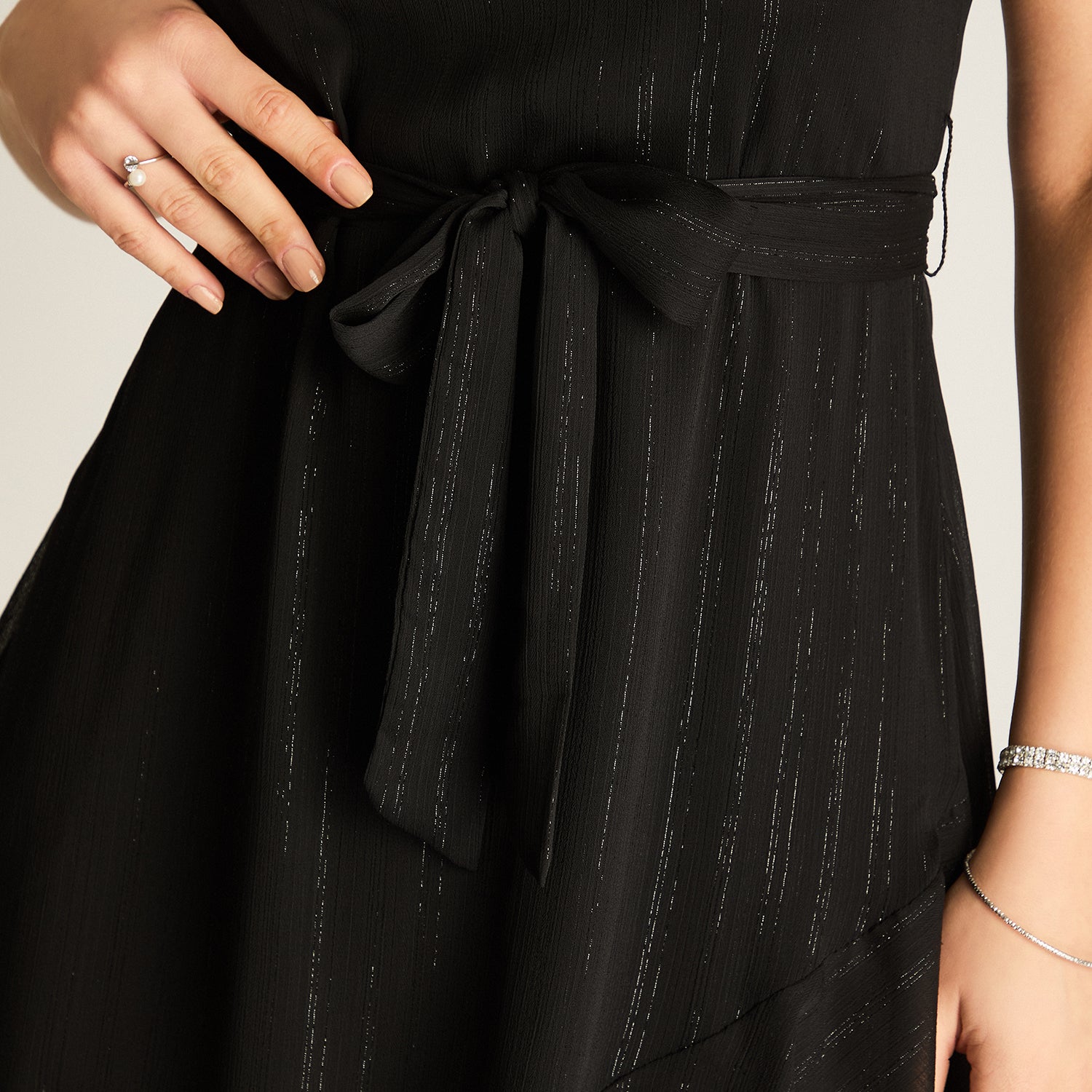 Vestido Negro Asimétrico con Lazo