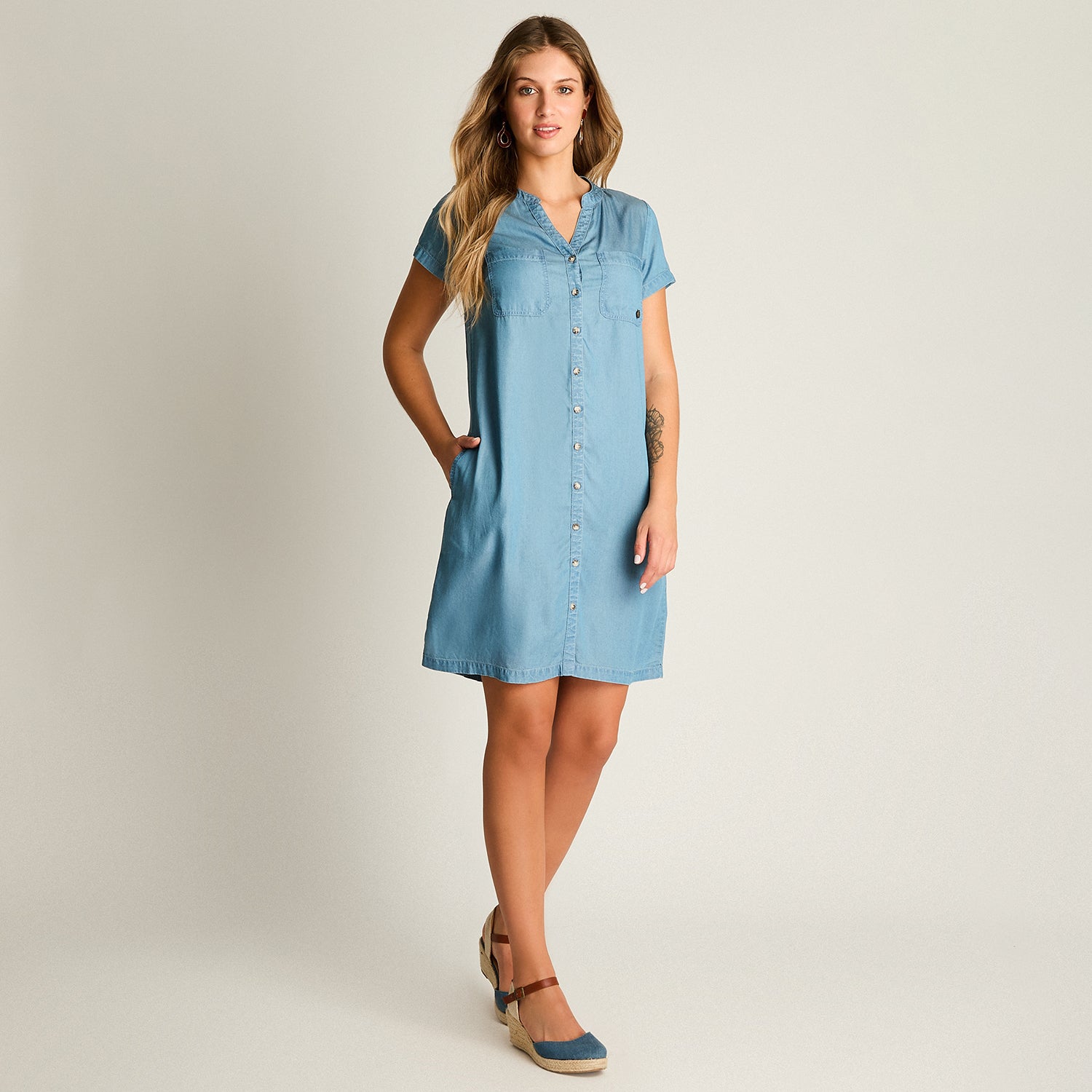 Vestido Corto Celeste No Elasticado Sin Forro Calce Holgado