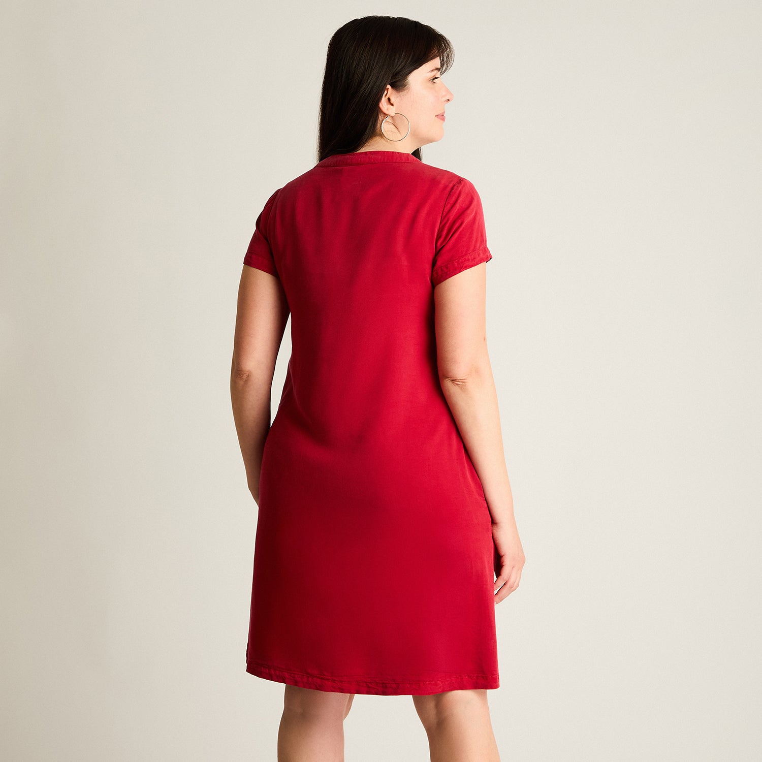 Vestido Corto Fucsia No Elasticado Sin Forro Calce Holgado